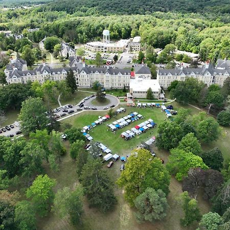 Condo On State Hospital Grounds! Traverse Stadt Exterior foto