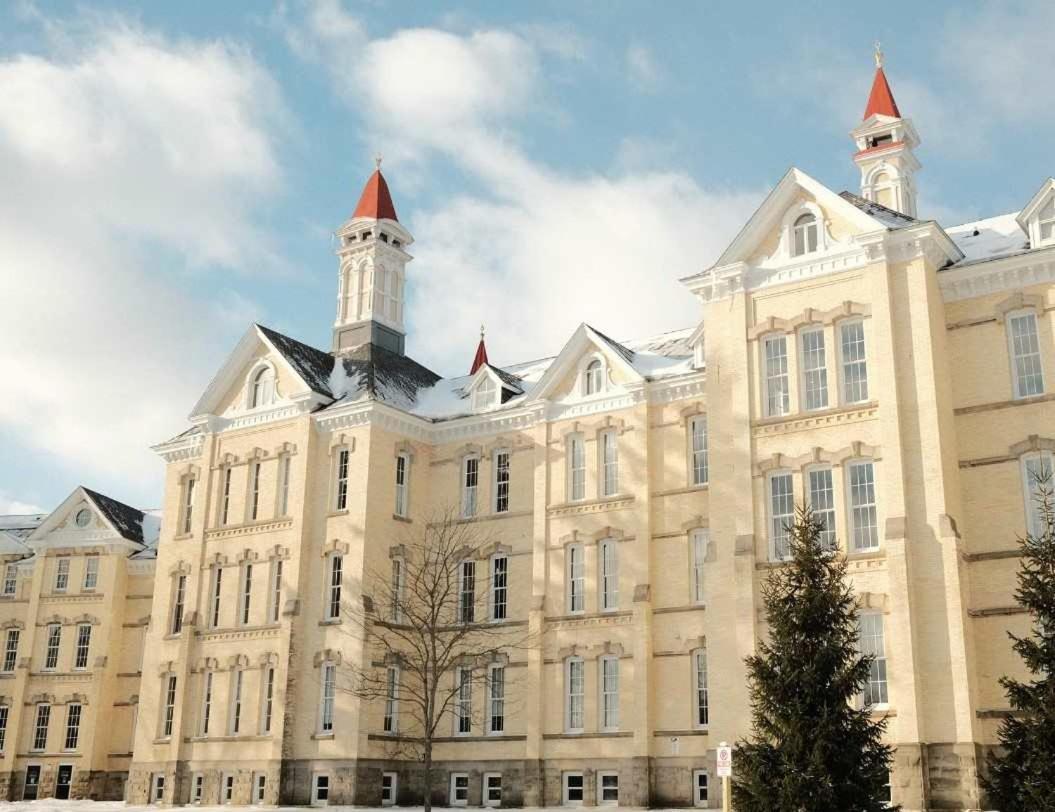 Condo On State Hospital Grounds! Traverse Stadt Exterior foto